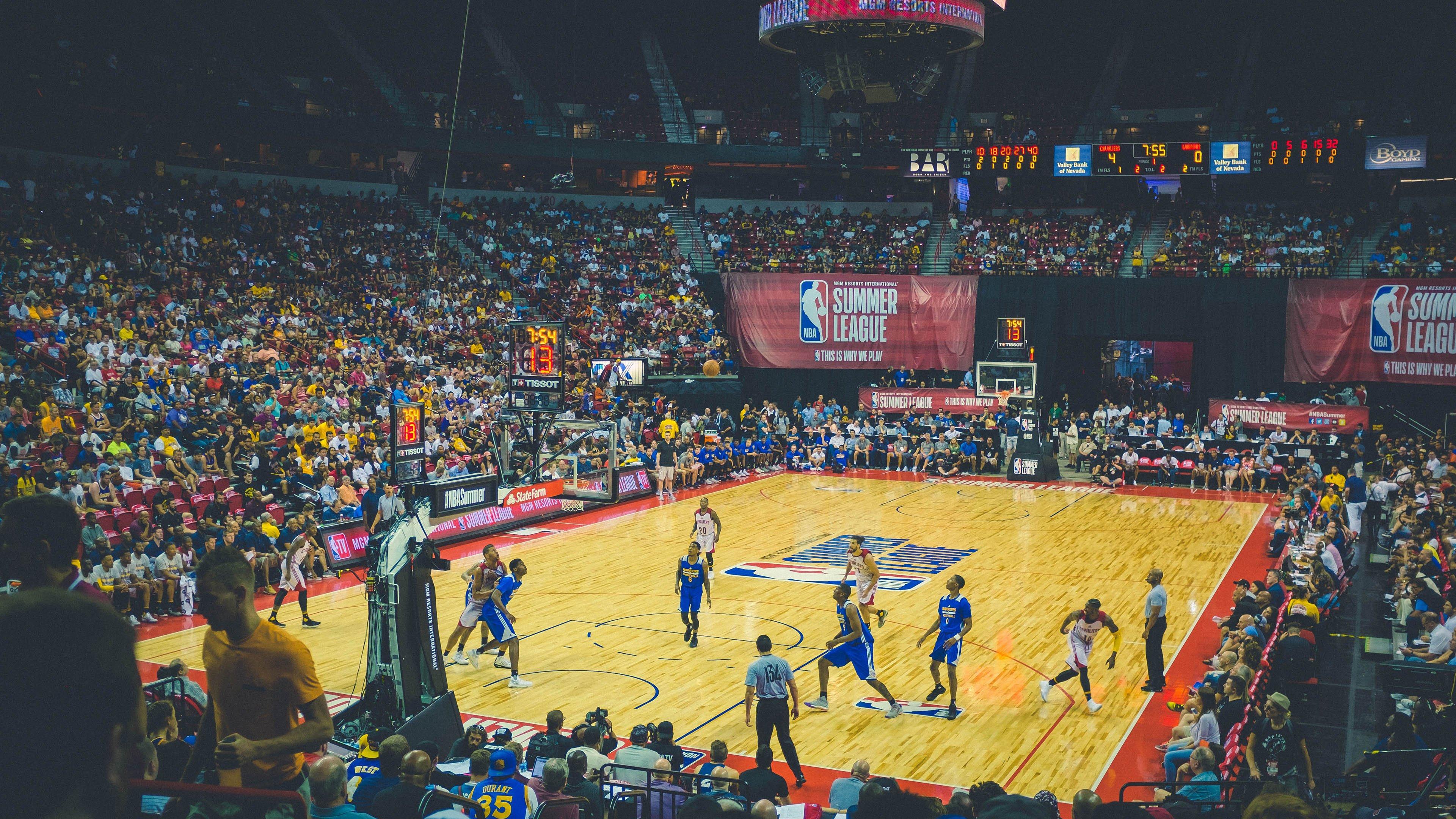 NBA季后赛激战正酣,勇士队逆转取胜,库里再创历史纪录